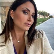 docente di lettere impartisce lezioni di materie umanistiche e preparazione maturità