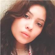 Profesora de español que imparte clases a jóvenes y niños