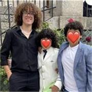 Joven dinamico con estudios postobligatorios y conocimientos necesarios para enseñanza, cuidado y apoyo.