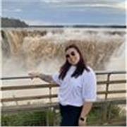 Profesora de español da clases a adultos y niños