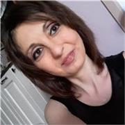 ragazza laureata insegna matematica ai ragazzi di scuole elementari, medie e superiori