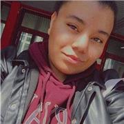 Étudiante donne des cours particuliers pour progresser en allemand