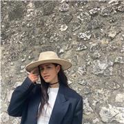 Studentessa universitaria che offre ripetizioni/aiuto compiti