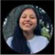 Profesora de Biología imparte clases para chicos de todas las edades