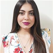 Profesora de matemáticas que imparte clases a estudiantes de diferentes edades