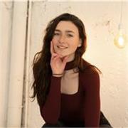 Profesora de español para extranjeros, comprometida con que sus alumnos aprendan mientras se divierten en cada clase.