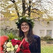 Laurata in lingue e letterature straniere offre ripetizioni di inglese, francese, materie umanistiche e aiuto compiti.