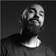 Docente di grafica residente in zona Venezia/Treviso: Adobe Photoshop / Illustrator / InDesign in ambiente Mac OS e Windows. 
Laureato presso lo IED di Milano nel 2002 con 20 anni di esperienza nella grafica dedicata alla stampa e al web