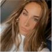 Con la carrera de Maestra en Educación Infantil.