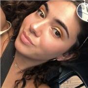 Estudiante de grado universitario que imparte clases particulares a niños