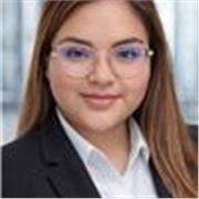 Profesora de enfermería imparte clases a niños de todas las edades