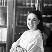 Profesora titulada en Derecho, con la especialidad en Máster de Asesorías de Empresas y el Máster de Abogacía.