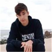 Joven, con experiencia enseñando a niños, con el bachillerato y un nivel C1 de inglés.