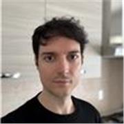 Insegnante dell'Institute for Vocal Advancement propone lezioni di canto per migliorare la propria estensione vocale con naturalezza