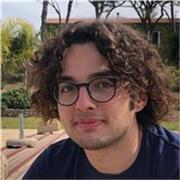 Laureato in lettere moderne col massimo dei voti impartisce lezioni di latino agli studenti del liceo