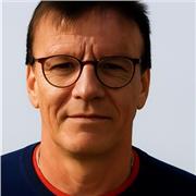 Ich bin Jörg und habe ein abgeschlossenes Physikstudium mit Promotion.
Ich bin im Vorruhestand und habe pädagogische Erfahrung.