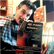 Professionista impartisce lezioni di chitarra moderna