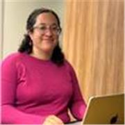 Soy desarrolladora web con más de 10 años de experiencia en empresas como Booking.com y Yelp, y también instructora en Real Python