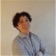 Studente di CTF impartisce lezioni private di chimica a studenti delle scuole superiori.