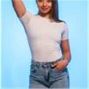 Soy una entrenadora cercana y motivadora, con base en danza. Doy clases a adultos y personas mayores para mejorar fuerza y movilid