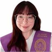 Profesora de inglés y lengua imparte clases a niños y niñas de primaria