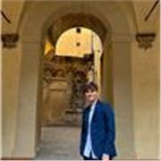 Aiuto compiti online per elementari e scuole medie con un giovane laureando in economia