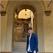 Aiuto compiti online per elementari e scuole medie con un giovane laureando in economia