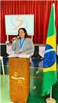 Bacharelando em ciência política com experiência em monitoria ajuda estudantes de ensino médio a serem aprovados em vestibulares