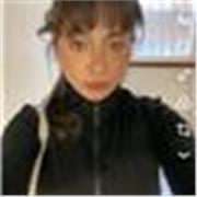 Soy una persona extrovertida, con una gran facilidad para comunicarme y conectar con los demás. 