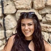 Actualmente soy estudiante de 3º de Derecho. He estudiado también cocina. Soy muy alegre y paciente.