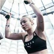Fitness Training online mit Theraband und Kurzhanteln