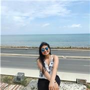 Profesora imparte clases de idiomas a niños de primaria