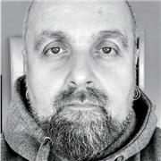 Motivierter Lehrer bietet Online-Englischunterricht für Erwachsene und Jugendliche an