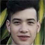 Profesor de programacion imparte clases a alumnos de todas las edades y niveles