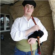 Una persona joven que busca enseñar y ayudar a los demás. Tengo experiencia y amo hacer esto