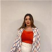 Diplomata in lingue, con massimo delle certificazioni in inglese, spagnolo e tedesco. Competenze anche scientifiche e umanistiche