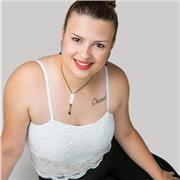 Me considero extrovertida, risueña, respetuosa, alegre, buena persona y con un gran corazón.
Soy educadora infantil, y además he trabajo impartiendo clases a niños de primaria