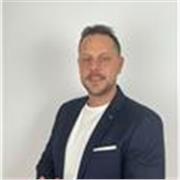 Profesional titulado en diseño industrial y con un máster en negocios y tecnología, dedicado a la administración de negocios