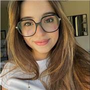 Etudiante donnant des cours de soutien pour les élèves de collège, préparation brevet incluse