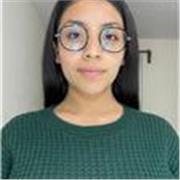 Profesora de español imparte clases a niños de todas las edades