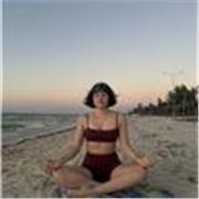 Maestra certificada por Yoga Allience de Vinyasa Yoga. Clases adaptables para todos los niveles