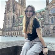 Ein Englisch-Nachhilfelehrer, der Schüler der Grundschulklassen hervorragend unterrichtet
