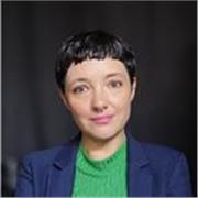 Directora de cine con 15 años de experiencia internacional, nominada a los Premios Goya, imparte clases presenciales y online 