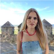 Maestra titulada en primaria, con especialidad en Audición y lenguaje, con máster en problemas de conducta.