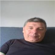 licenciado en ADE, doy clases particulares a alumnos de institutos y de conversación para adultos