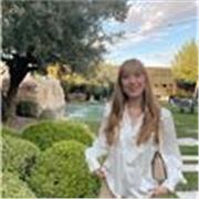 Graduada en Filología Inglesa y en proceso de tener un máster de ELE