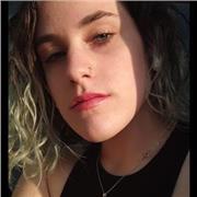 Estudiante de marketing y publicidad con bachillerato