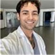 Profesor de medicina imparte clases a todas las edades