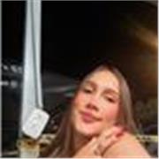 Profesora imparte de clases a los niños de las diferentes edades y cursos