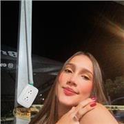 Profesora imparte de clases a los niños de las diferentes edades y cursos